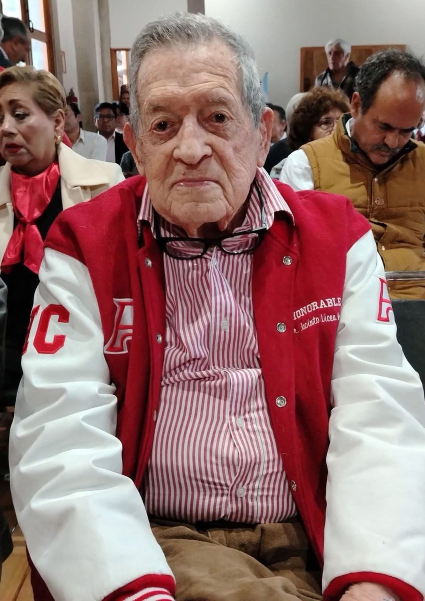 Alfred_Mtz75's tweet photo. Reportan que, el Dr. Jacinto Licea de 103 años icono del FBA de México, entrenador histórico de las Águilas Blancas del IPN, sufrió una caída y se ha fracturado la cadera. Deseamos su pronta recuperación https://t.co/4JiA6WFM6Z