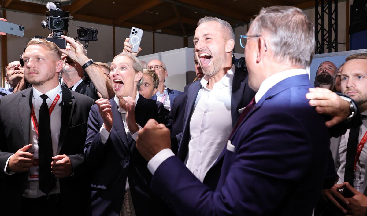 Europeo91785337's tweet photo. @pdnetwork @ellyesse @PSOE @sanchezcastejon @eucopresident vi dovete svegliare, state consegnando l'#Europa ai nazisti di #AFD votando il folle piano di riarmo tedesco, fermate @EU_Commission il riarmo #StopRearmEurope #NoWar #NoRearm @GiuseppeConteIT @Mov5Stelle https://t.co/KuTquJ2CK6