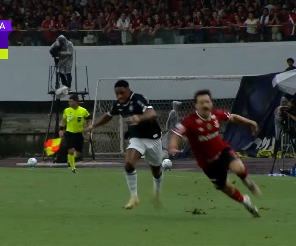 parmeramilgrau's tweet photo. Jogador do Remo sairia na cara do gol, Léo Ortiz ESCORREGA, juizão marca falta

Esse VARmeiras, hein? https://t.co/STd23jegNV