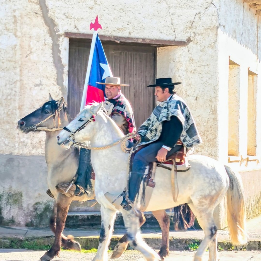Carab_Maule's tweet photo. #CAUQUENES: Porque mantenemos las tradiciones, estamos con la comunidad siempre; por ello nuestros Carabineros desplegaron amplios servicios de seguridad durante la Cabalgata de la amistad #Sauzal-Name y brindar resguardo a cada uno de los asistentes.
#CarabinerosDeTodos https://t.co/zYDVRgaSqG