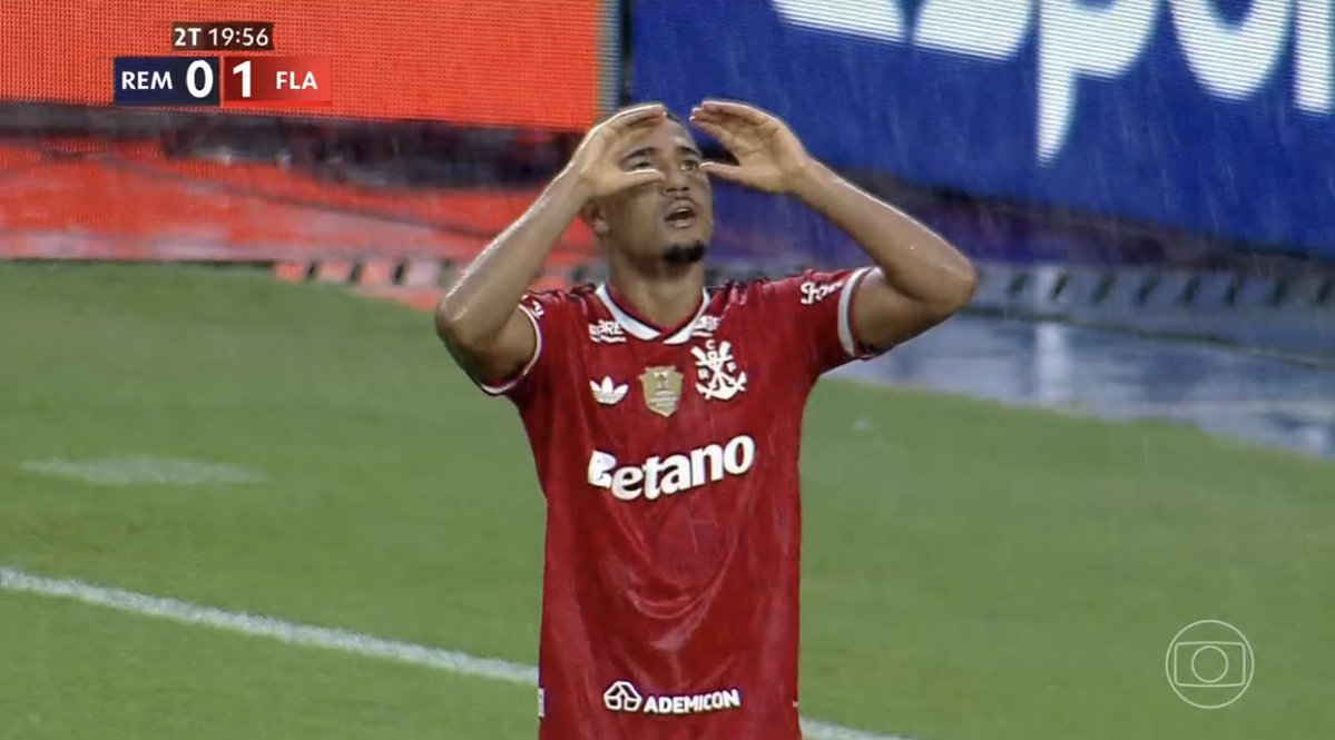 futebol_info's tweet photo. Temporada absurda do Samuel Lino!

📸 Reprodução/Globo https://t.co/gZsKZElhWP