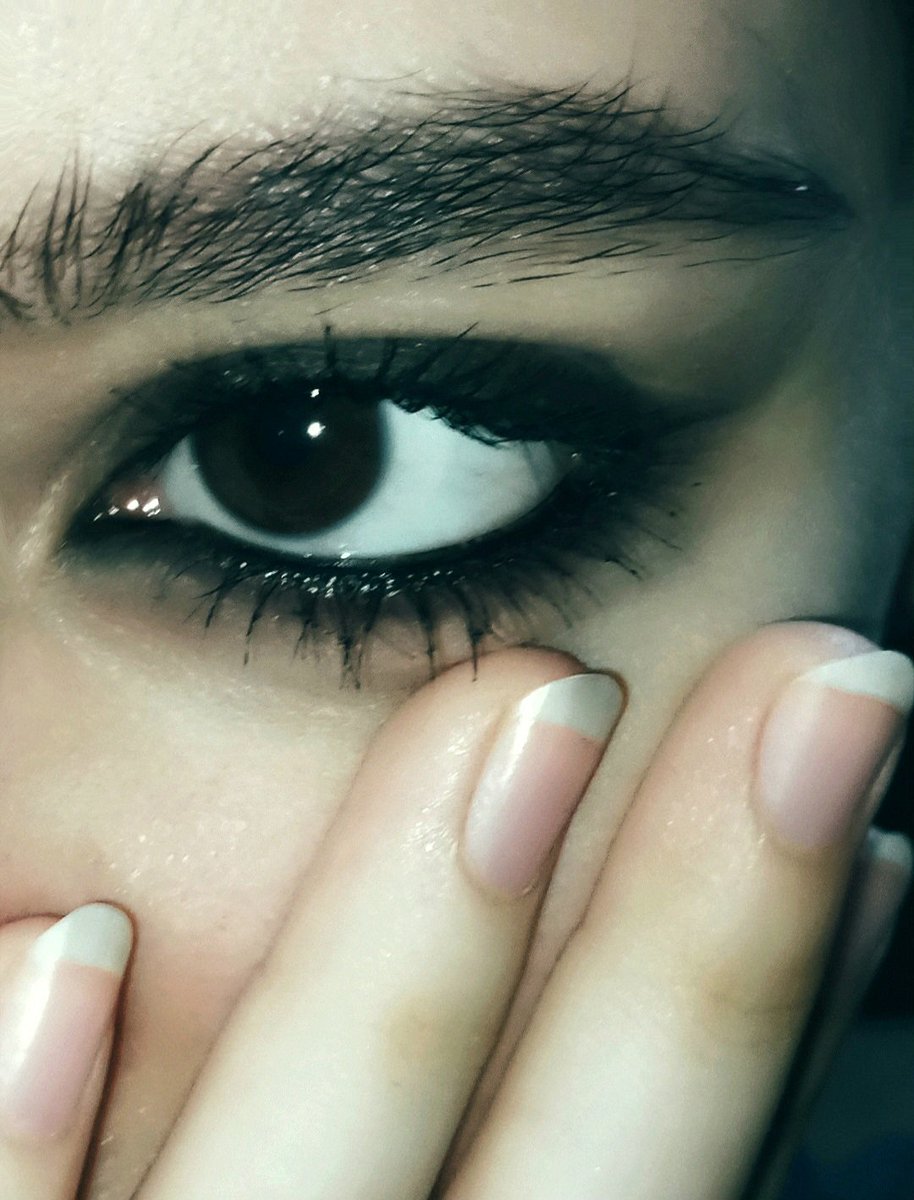 bettiiibp's tweet photo. Eye makeup https://t.co/byFO9pxIOl