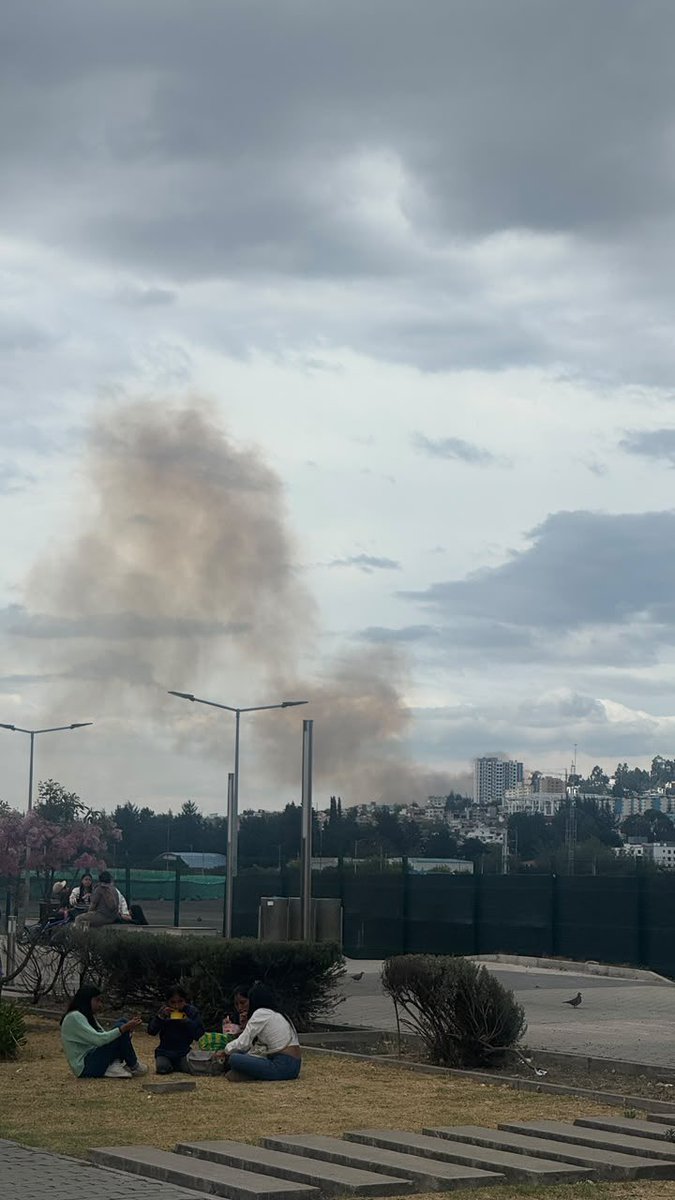 radio_pichincha's tweet photo. 🚨#ATENCIÓN || @BomberosQuito reportó una columna de humo en el sector de Mastodontes, Carcelén, al norte de Quito. El personal ya se encuentra en el sitio para atender la emergencia. 
#LaRadioDeLasNoticias https://t.co/wkKV5B2Re3