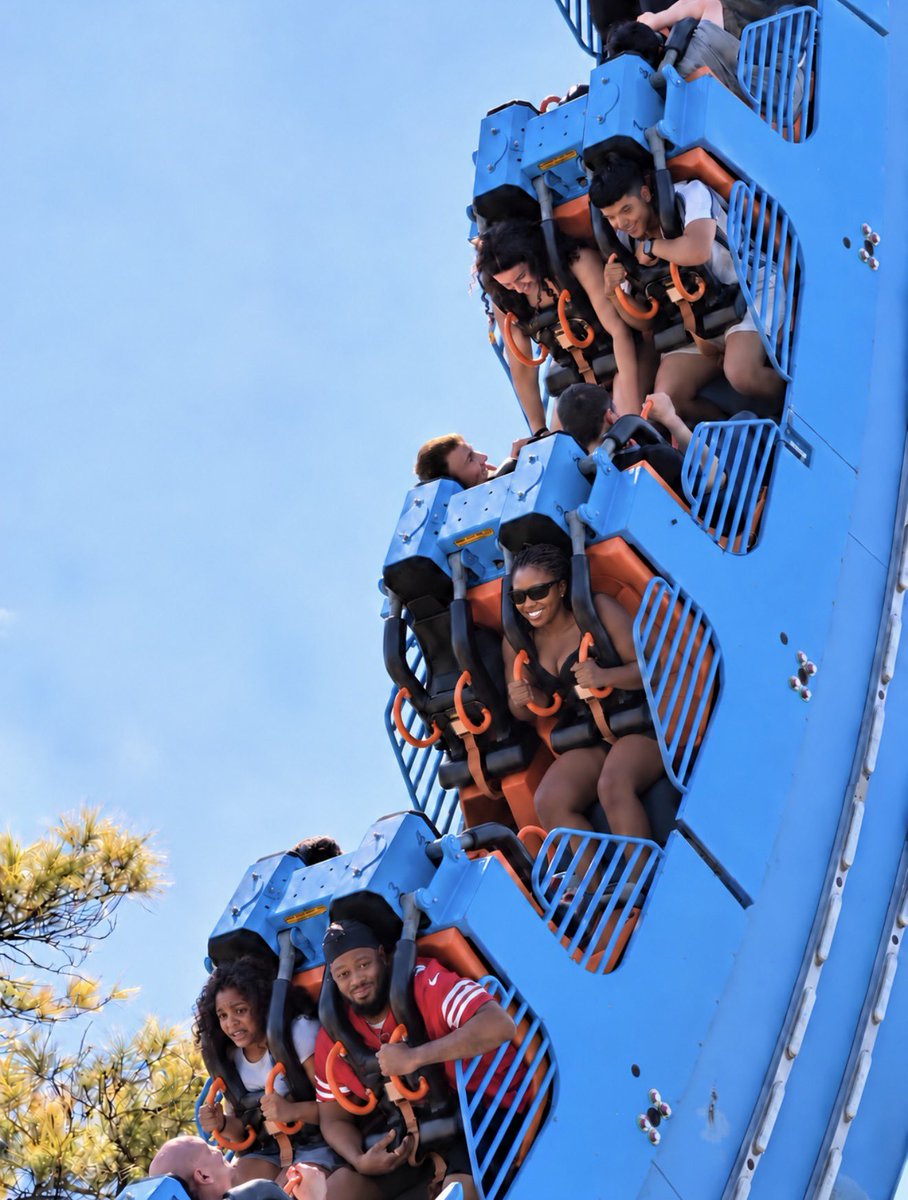 Crashhefner's tweet photo. I rode with another woman on a roller coaster while my girl sat behind us BY HERSELF… and she was perfectly fine with it!! The lady was scared to ride alone and nobody she came with wanted to get on. I asked my girl if she minded me sitting with her. https://t.co/3ILiXVTLW5