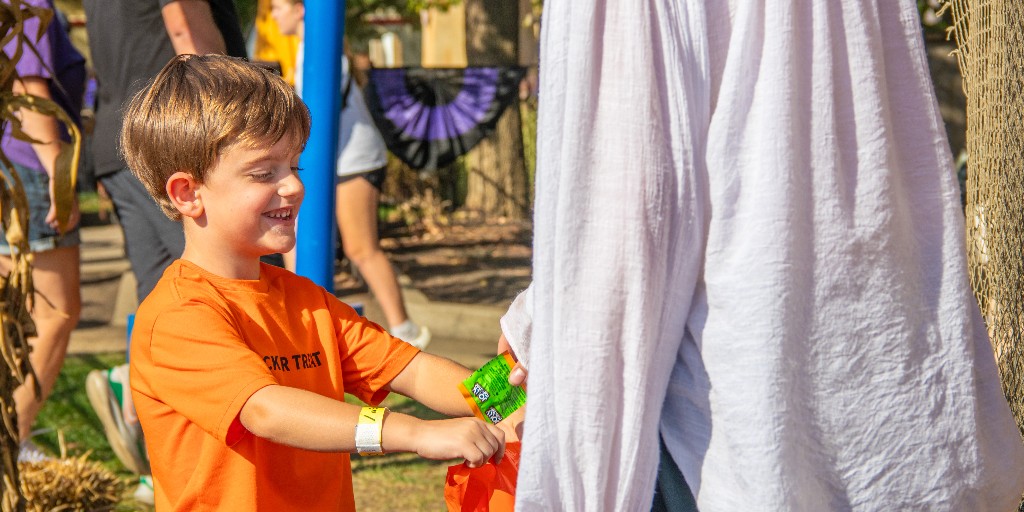 KingsIslandPR's tweet photo. Tricks and Treats is back! 🎃👻 Join us for family-friendly Halloween fun on select days, September 27th - November 1st. It's all the treats, none of the scares! Perfect for little ghouls and goblins who want to celebrate spooky season before the sun goes down. 🍬✨ https://t.co/i348cpVxuZ
