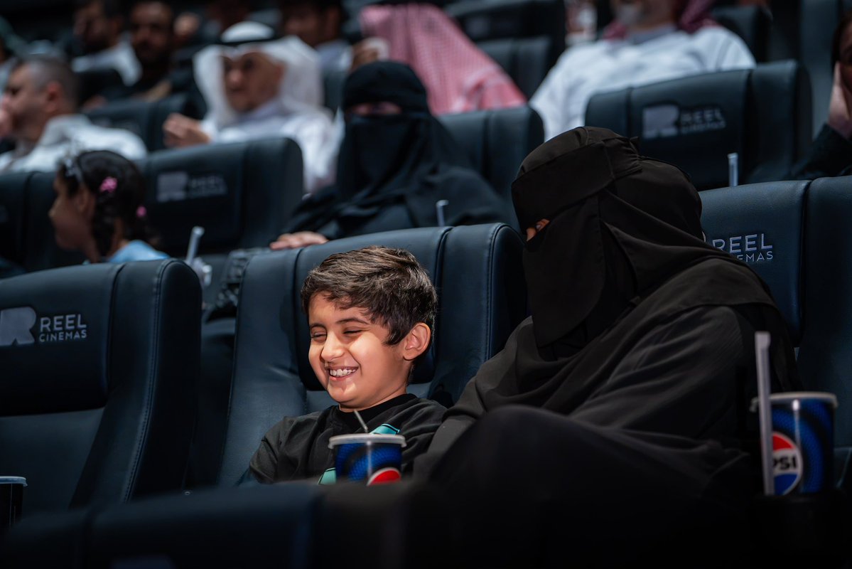 AZZAM_MOV's tweet photo. ليس الخبر كالمعاينة 
وصل أسبوع عزام 🦋

شكرا لكل من تفاعل مع الفيلم بالنقد أو الإشادة أو التساؤل 

هل فيلم أثر الفراشة عزام تم إنتاجه بالذكاء الاصطناعي نصا وصوتا وصورة ؟ 

الإجابة : لا 

هل فيلم أثر الفراشة عزام صناعة بشرية تم فيها توظيف الذكاء الاصطناعي ضمن أدوات الإنتاج ؟ 

الإجابة : نعم 

القصة والسيناريو ورسم الشخصيات والمواقع و رسم اللوحات والمشاهد ( Storyboard ) والأصوات والموسيقى والرؤية الفنية كلها صناعة بشرية و الذكاء الاصطناعي أداة تم توظيفها ضمن مراحل التحريك والإخراج . 

ولذلك سيصلك الإحساس البشري في قاعة السينما لأن الحس الإنساني لا يمكن استبداله بالذكاء الاصطناعي إطلاقا . 

مرحبا بكم في صالات السينما ابتداء من 10 سبتمبر ومرحباً بكل رأي ونقد موضوعي بعد المشاهدة ..

وكل ذلك نحو تطوير مستمر ونجاحات متوالية لصناعة ��لسينما السعودية 

الفيلم العائلي #أثر_الفراشة_عزام 
تجربة منا وتحكي عنا ✨