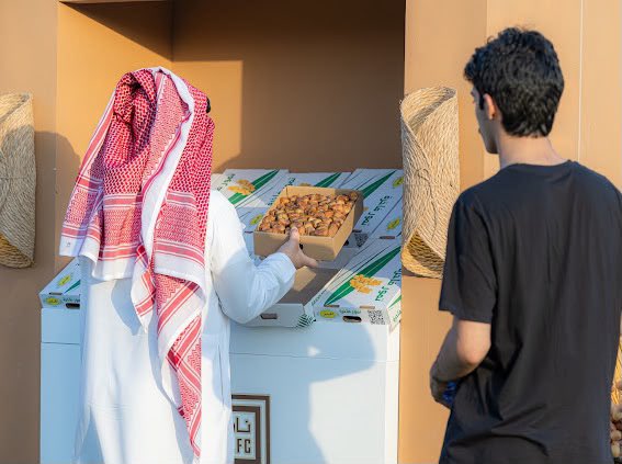 taawounSR's tweet photo. من قلب تراث القصيم 
حضر "تحدي الدلالين" بروحه وحماسه ليجمع المنافسة بالفرح ويقرّب الموروث المحلي من جماهير المدرج

لأن هويتنا ليست حكاية نرويها فقط… بل إرث نعتز به ونورّثه للأجيال 🌴 https://t.co/iiOgeoH5aE