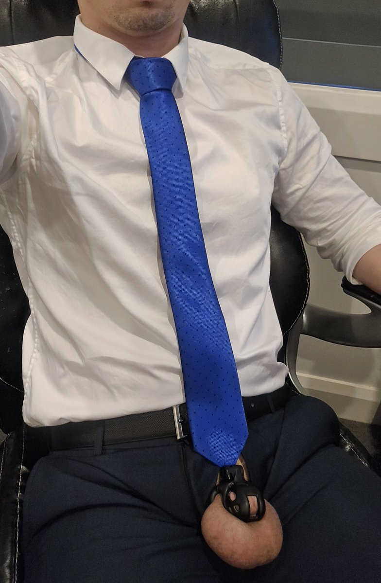 Lockedcraving's tweet photo. the type of photo these caged subs need to provide to get the office assistant job https://t.co/ZilveWxgE8