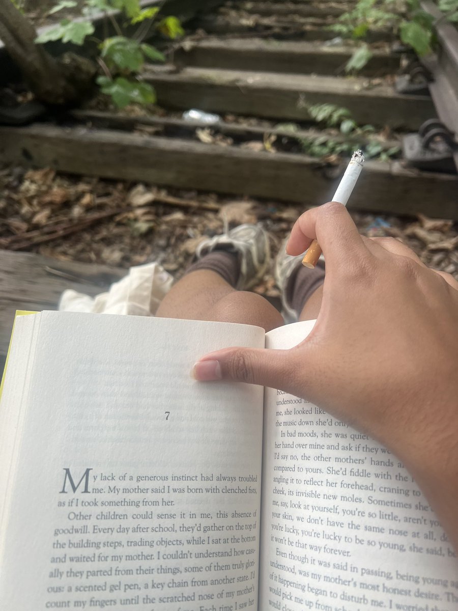 briarforger's tweet photo. spent the afternoon reading at abandoned train tracks https://t.co/eKHsdmYeIO