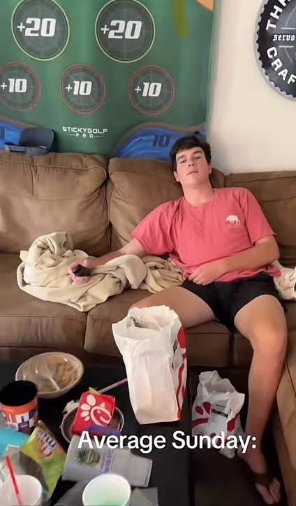 MarcusdanielsIV's tweet photo. Went to the casino at 2:00am then woke up and got my car then haven’t moved off couch.#nukeisleofcapri https://t.co/MKHRIeWx9H