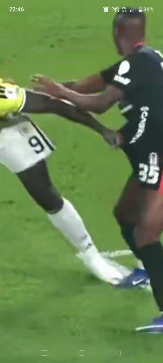 MurattiSole's tweet photo. @difeanedit LUKAKU çekiyor, top gidince kendini yere atıyor https://t.co/N8xSdCRyaB