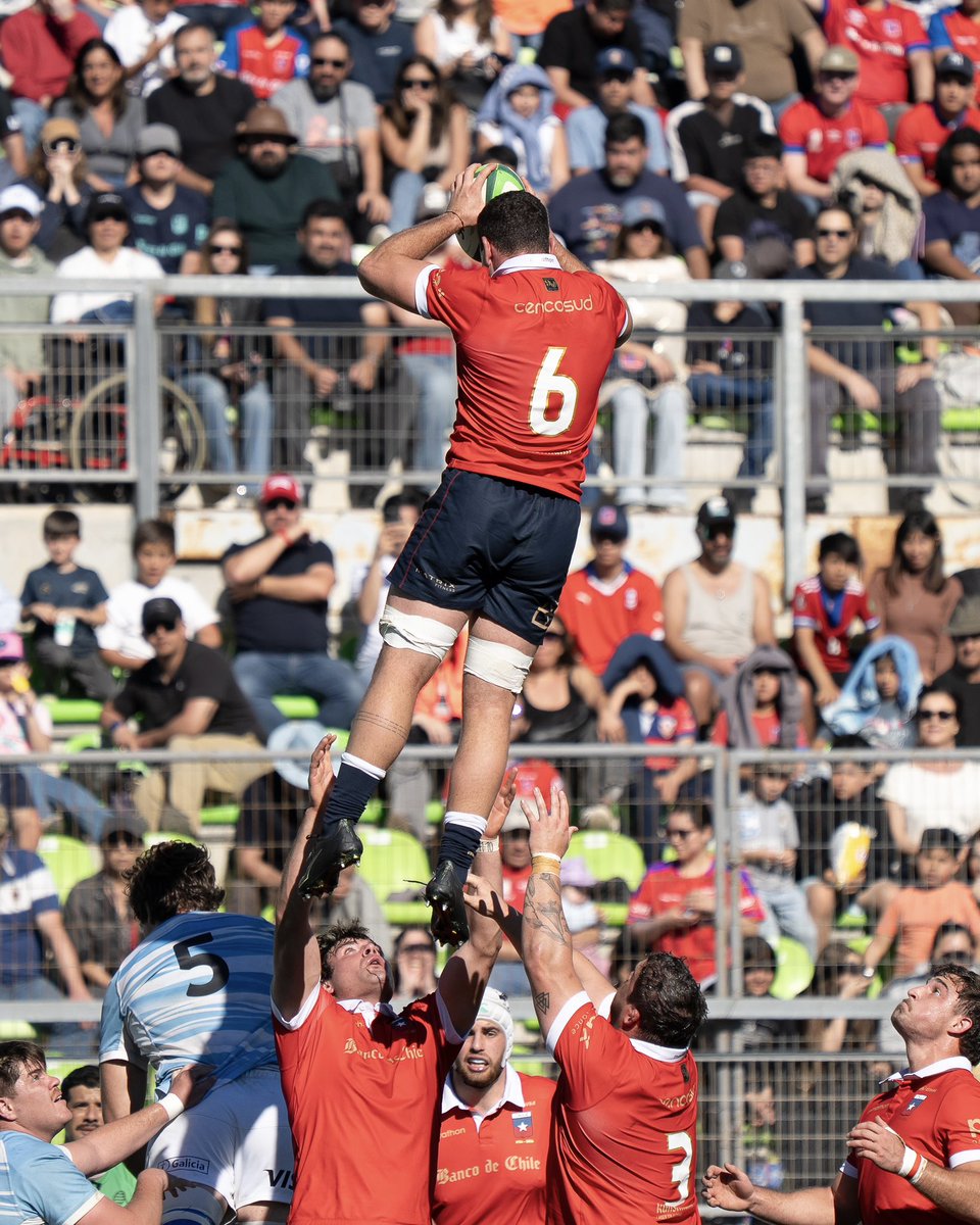 TeamChile_COCH's tweet photo. ¡CAMPEOOOONES! 🏆💪😎

Con un try de Ernesto Tchimino en la última jugada del partido, Chile XV 🇨🇱 concretó la remontada ante Argentina XV 🇦🇷 y la superó por 28-27 en la final del Americas Rugby Championship para coronarse 🥇.

En Valparaíso, el quince nacional se sobrepuso a una desventaja de 20-7 en el segundo tiempo y se impuso tras el ensayo de Tchimino y la posterior conversión de Matías Garafulic.

¡Felicidades @chilerugby! 👏👏

📸 Chile Rugby