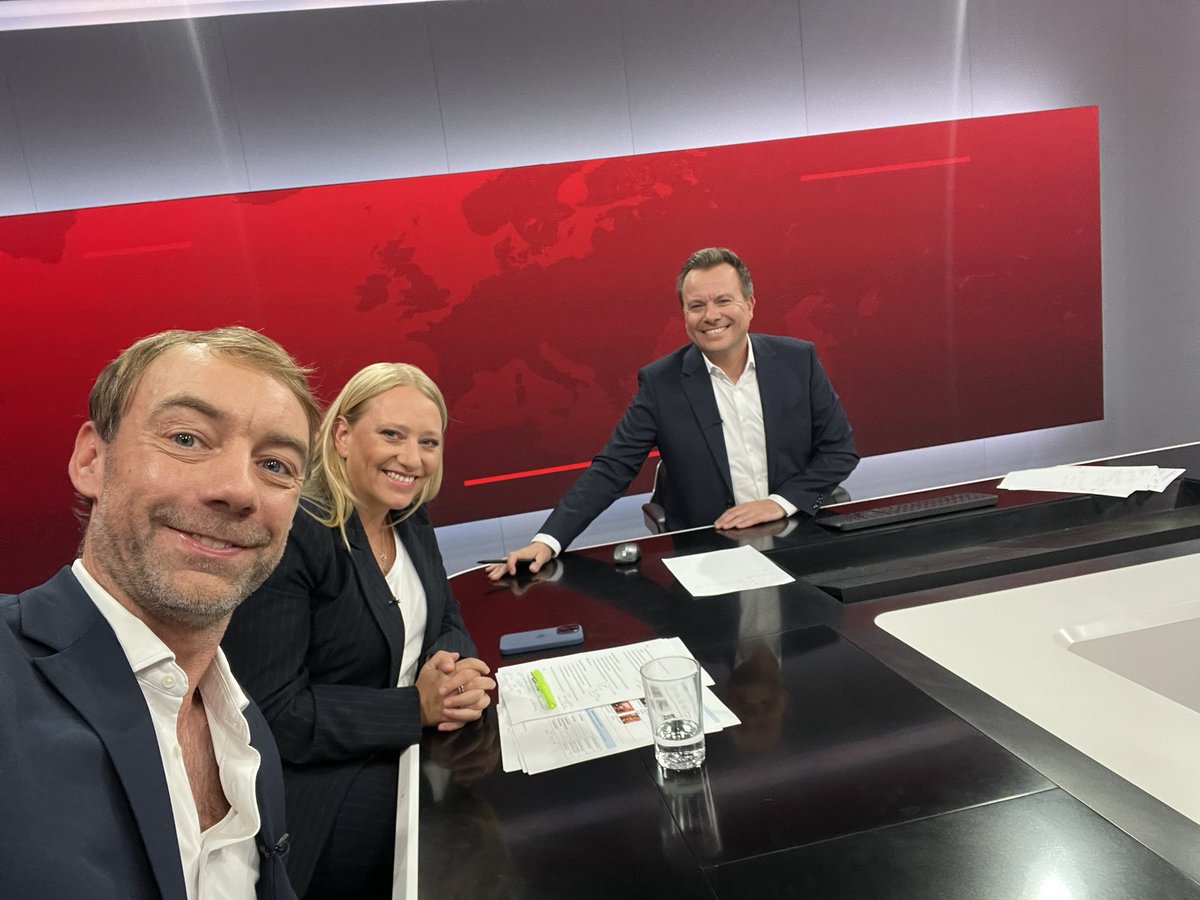 JHillje's tweet photo. Wir sind noch bis Mitternacht da. Live auf @ntvde https://t.co/sp2SCaBS9Y