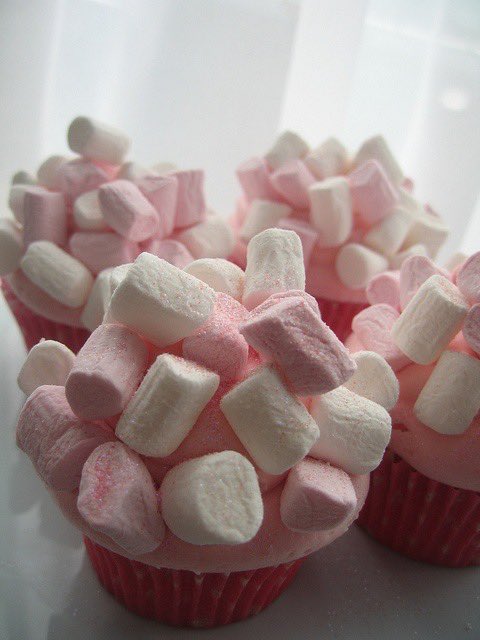 strawbunnykissd's tweet photo. these pink marshmallow cupcakes are literally so me omg https://t.co/l4Q5Pb7EH0