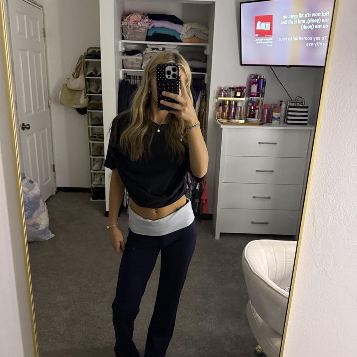 Depopia1's tweet photo. navy blue elastane flare pants

haileynikolew https://t.co/7WTXMfrEHx