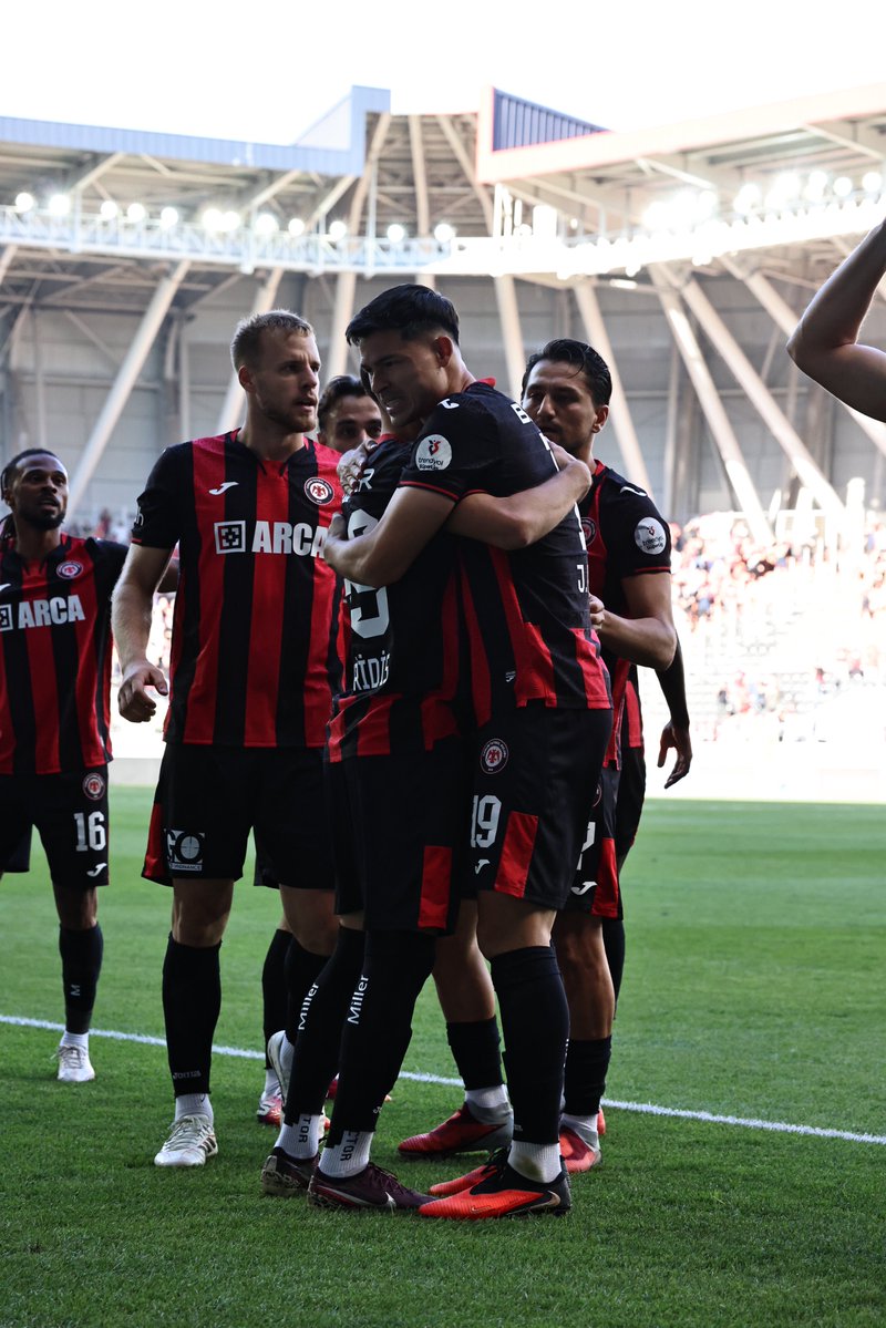savasbalcik's tweet photo. Sahamızda Eyüpspor karşısında aldığımız 3-0’lık galibiyet için yüreğini ortaya koyan futbolcularımızı ve teknik heyetimizi gönülden kutluyorum.

90 dakika boyunca susmayan, takımımıza güç veren, tribünleriyle bu mücadeleye ortak olan büyük ARCA Çorum FK taraftarına yürekten teşekkür ediyorum.

Daha yolun başındayız.
Omuz omuza, hep birlikte, daha nice zaferlere!

#bizANADOLUYUZ 🔴⚫️