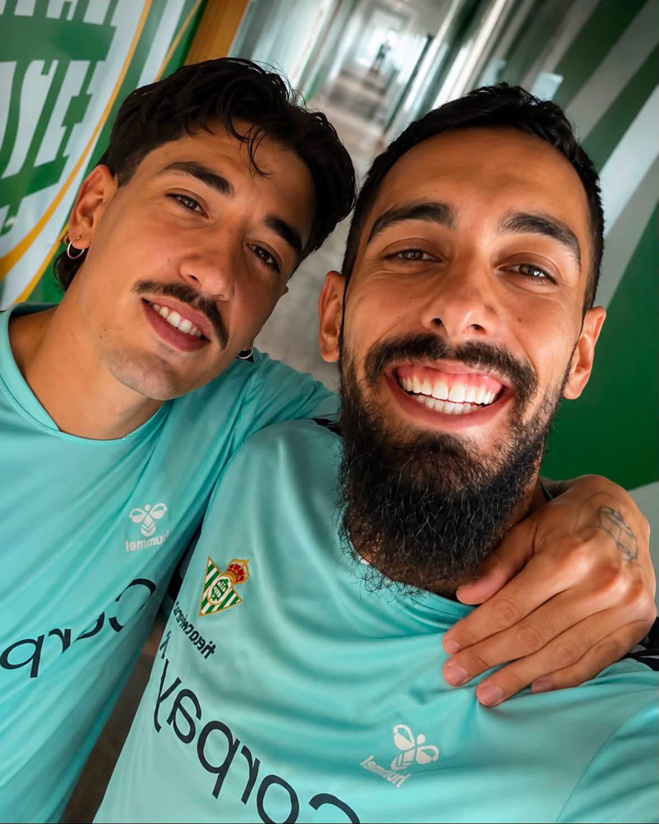 _PabloFdez_'s tweet photo. También dice que mucho que, entre los futbolistas, solamente @BorjaIglesias9 haya salido públicamente en defensa de Bellerín condenando las barbaridades que le ha dicho Iñaki Angulo. 
Grandes los dos. https://t.co/ggzcxqbBxX