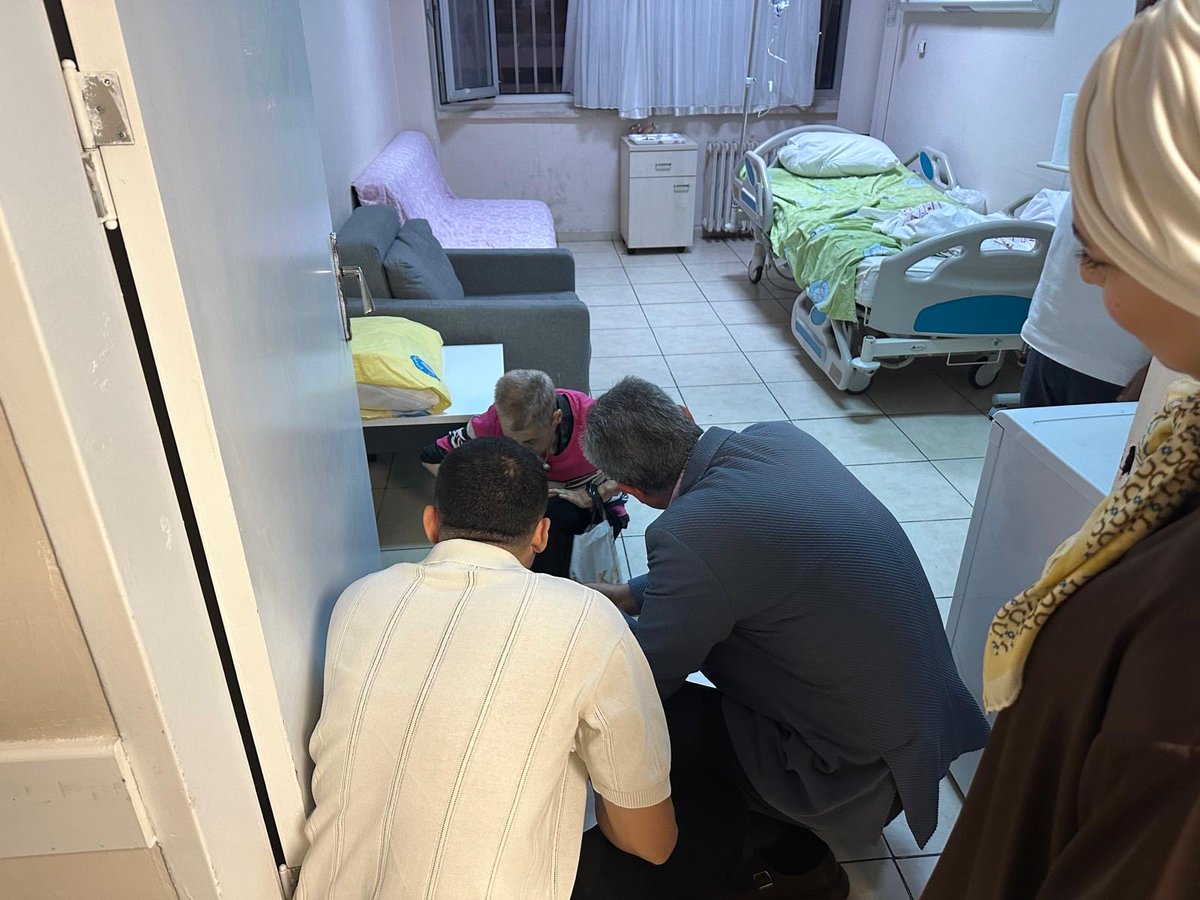 Diyarbakirism's tweet photo. İl Müdürümüz Uzm. Dr. Emre Asiltürk, Selahaddin Eyyubi Dev. Hastanesini ziyaret ederek sağlık çalışanlarımızla bir araya geldi. 
Ziyaret kapsamında, Diyarbakır’da “Songül Abla” olarak tanınan ve son günlerde basında gündeme gelen Songül Hanım’a da geçmiş olsun dileklerini iletti. https://t.co/4vd8cx1Q9a