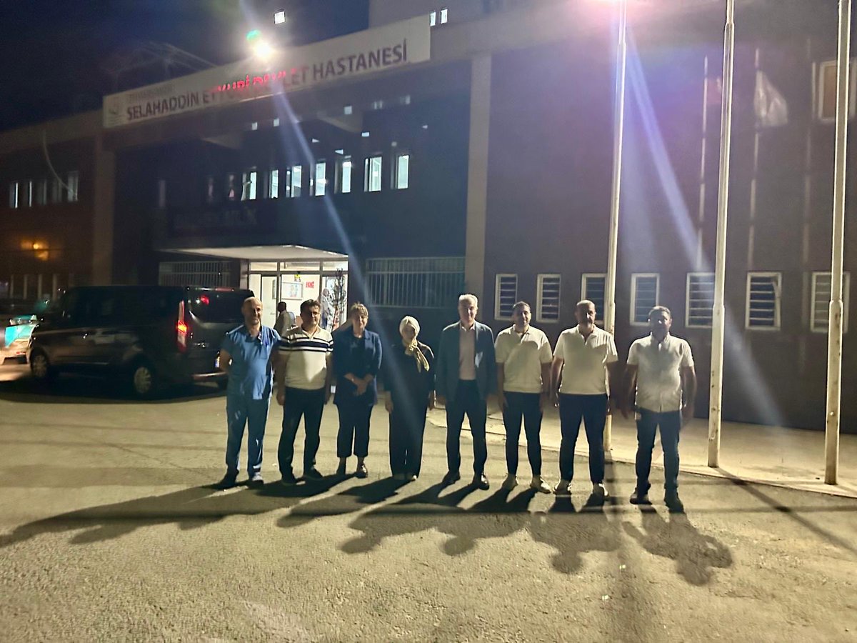 Diyarbakirism's tweet photo. İl Müdürümüz Uzm. Dr. Emre Asiltürk, Selahaddin Eyyubi Dev. Hastanesini ziyaret ederek sağlık çalışanlarımızla bir araya geldi. 
Ziyaret kapsamında, Diyarbakır’da “Songül Abla” olarak tanınan ve son günlerde basında gündeme gelen Songül Hanım’a da geçmiş olsun dileklerini iletti. https://t.co/4vd8cx1Q9a