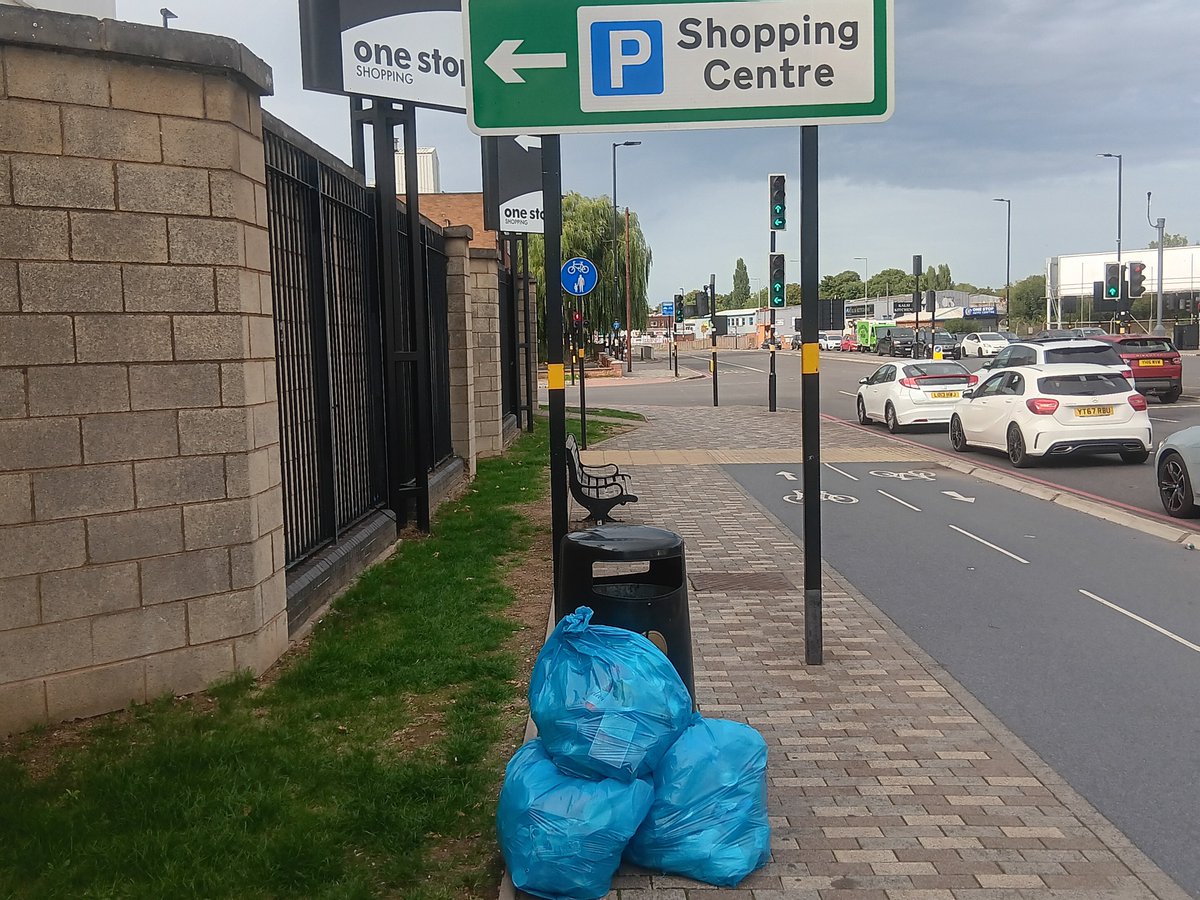 x_brum's tweet photo. @MorriamJan @BhamCityCouncil @BCC_Help @WestMidRailway @AyoubKhanMP In total today, x4 bags collected from Aldridge Road B42 opposite Perry Barr Village and x3 bags collected from Perry Barr Station on Walsall Road B42 @MorriamJan @BCC_Help @BhamCityCouncil @AyoubKhanMP #OneMillionbags #Cleanerbrum https://t.co/SRNcUcIprn