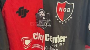 ElPrimoOliver's tweet photo. NEWELLS SALDRA CON PARCHE NUEVO...

La lepra va a salir con un parche nuevo en el medio de la camiseta 

Ademas tambien la cinta de Capitan, la cual llevara Luca Regiardo, tendra una frase para el Leo Messi

ℹ️ @newells_data https://t.co/yqnujzphnA