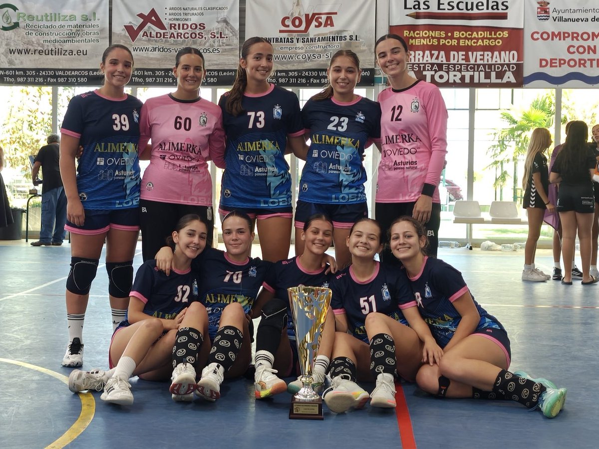 LobasOviedoBF's tweet photo. Regresamos del Torneo Villacelamansilla no sólo con una gran experiencia sino además con el trofeo de campeonas de categoría juvenil 🐺
Vamos cargando pilas para la temporada 💙
#LobasAlimerkaOviedo #YoCreoOBF
@Oviedo2026 @culturaAST @alimerka https://t.co/P7H3MzyosT