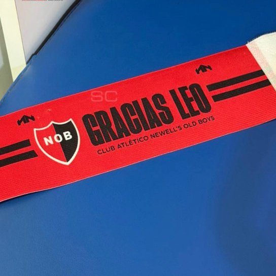 ElPrimoOliver's tweet photo. NEWELLS SALDRA CON PARCHE NUEVO...

La lepra va a salir con un parche nuevo en el medio de la camiseta 

Ademas tambien la cinta de Capitan, la cual llevara Luca Regiardo, tendra una frase para el Leo Messi

ℹ️ @newells_data https://t.co/yqnujzphnA