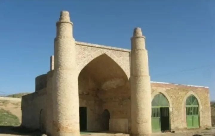 malkeshi8548's tweet photo. روستای "بازار قارناس" آرامگاه امامزاده قاسم یکی از یادمانهای مذهبی، تاریخی دوره قاجار در شهرستان مانه و سملقان است که سقف آن با قوس گهواره ای بزرگی که در طرفین آن دو گلدسته با ارتفاع 8 متر ساخته شده است. 
#سرزمین_گنجینه_فرهنگ
#سملقان_گنجینه_فرهنگ https://t.co/eOLYTJ3h2n