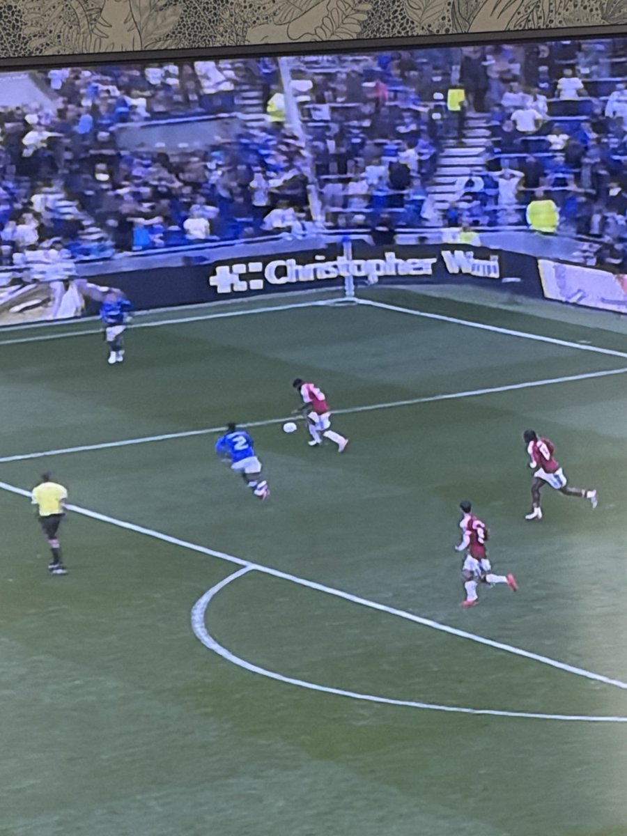 BlaqDesign's tweet photo. 94:41 This ball shouldn't have been hoofed, play it to Bruno or even Yoro to Bruno that eats time but he hoofed it straight back to Everton 🤦🏼‍♂️. 
Little moments like these are what separates 3points from 1.

PS; please this isn't a post to attack the player, I am simply saying he should have done way better, but I understand emotions are high and he just wanted to clear danger