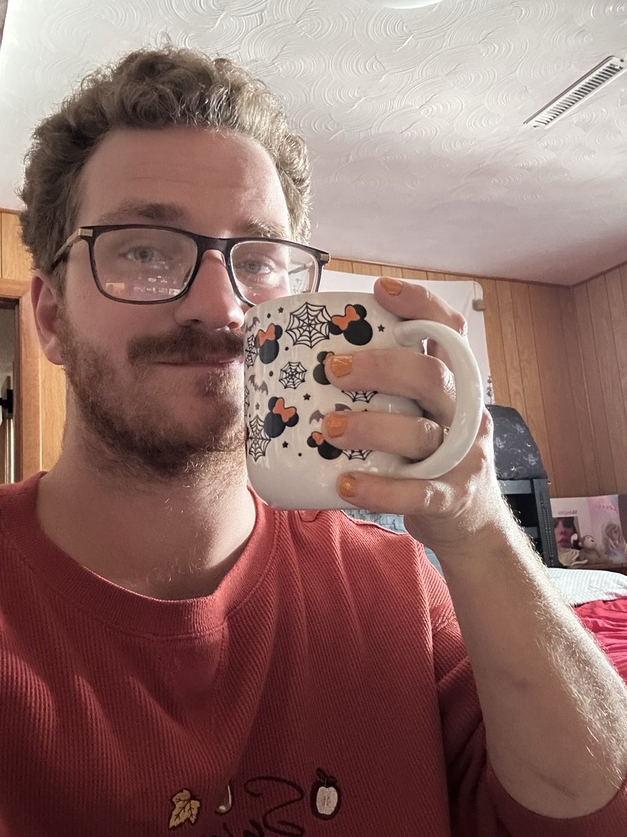 LewisZebra's tweet photo. Good morning, my nails match my coffee mug 🍁🧡 https://t.co/FHwhLaQTMf