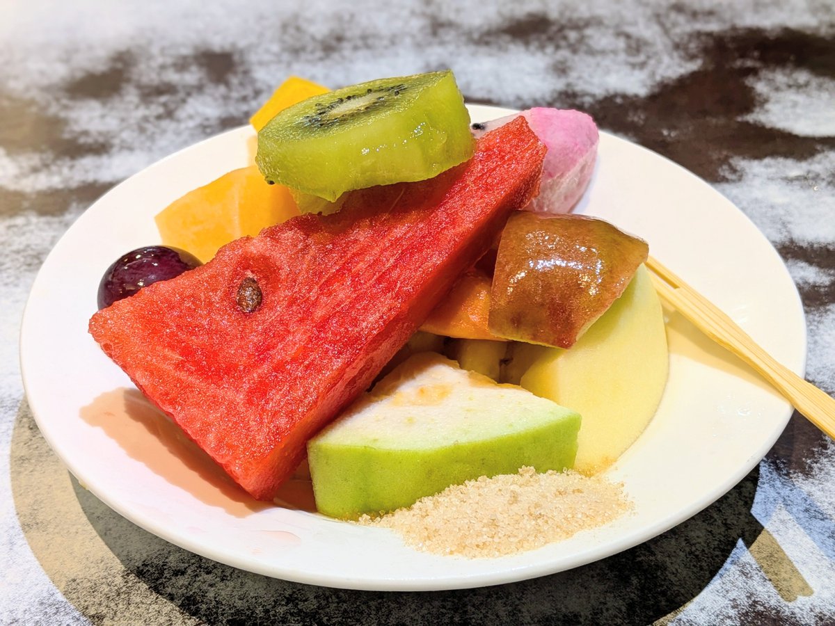 sakkooo02's tweet photo. ●莉莉水果店　
綜合水果　70元
スイカ、りんご、メロン、葡萄、キウイ、グァバ、レンブ、パパイヤ、ドラゴンフルーツ、パイナップル、オレンジとなんと11種類の果物が少しずつ一度に食べられる、1人旅の人間にとって夢のプレート。
#台南 https://t.co/V3IyirjN2F