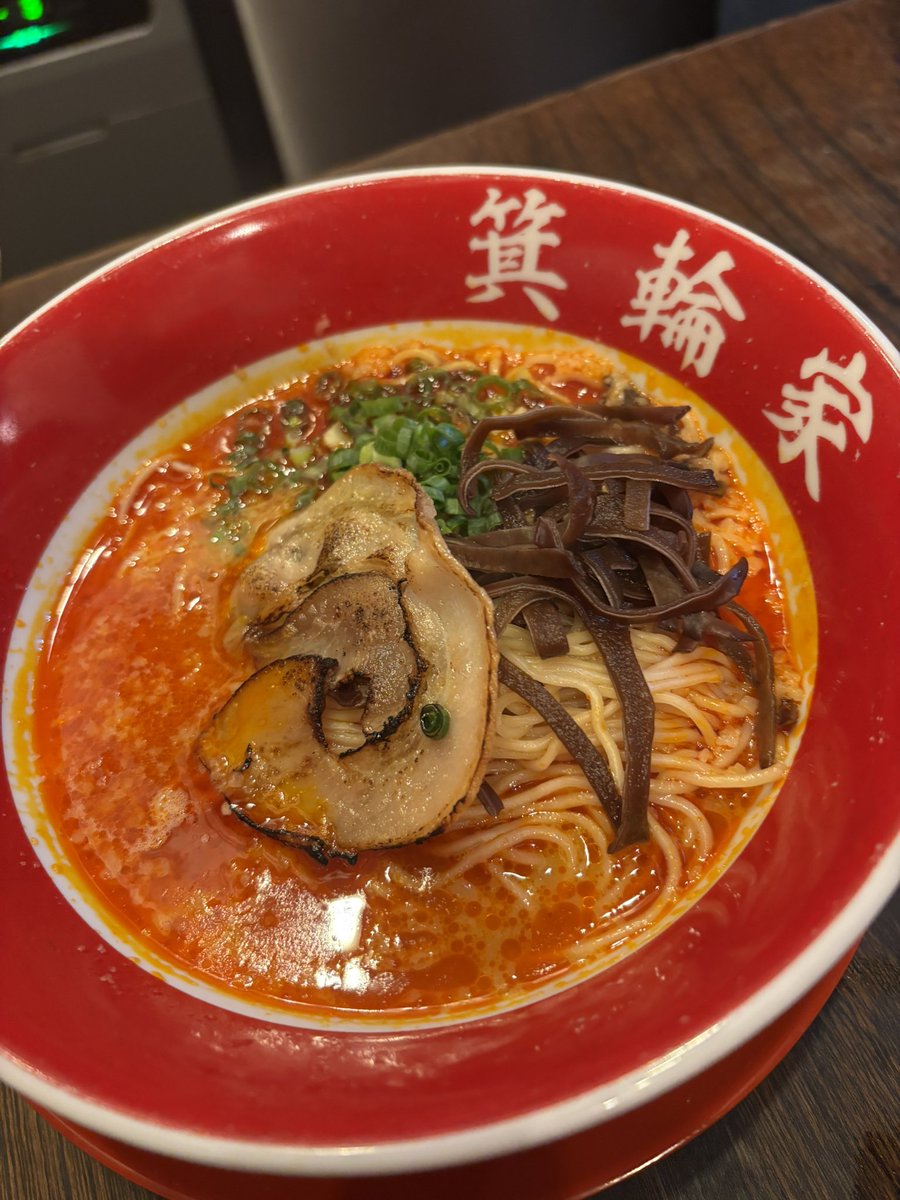 shinobukonno's tweet photo. ReHacQで「ちいかわ」を語る会を終えたあと、箕輪屋さんの試食に便乗させていただいた。

まずはセブ島に出店したお店のメニューを3種類。どれもスープが濃厚で、文句なしにうまい。

さらに、中野本店の伝説の看板メニュー「エスプレッソ」まで出していただいた。豚骨のエスプレッソという発想がもうやばい😅 濃厚な豚骨スープがクリーミーな泡になっていて、旨味と脂がぎゅっと凝縮されている。激戦区・中野で行列ができるわけだ。ラーメン好きにはたまらない。

閉店時間だというのに店員さんたちは全員めちゃくちゃ気合いが入っていて、ちょうど大量の豚骨が搬入されているところだった。箕輪さんが「ラーメンは総合芸術」と言う意味が、なんとなくわかった気がする。

あの厨房のほうが熱量はやばい。箕輪さん、店員のみなさん、ごちそうさまでした🙏