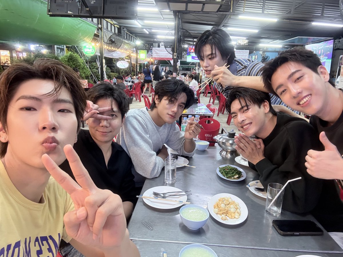pk_pata's tweet photo. ขอบคุณทูกคนที่มาให้กำลังใจพวกเราในวันนี้ด้วยนะค���าบ ขอเติมพลังก่อนน เยิฟ🩷🤍❤️เจอกันวันที่ 9 ค้าบ #praewcharity2026 #thedothouse #pk_pata https://t.co/w6he4M4GKD