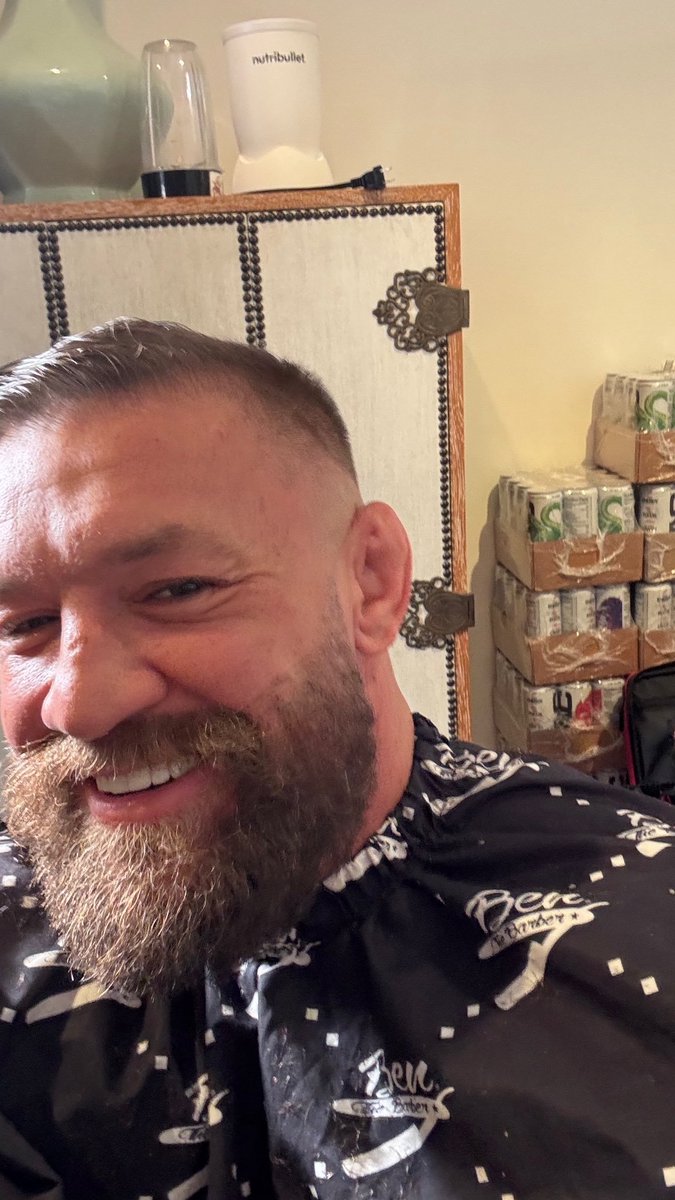 mcgregorufc22's tweet photo. Conor McGregor's New hairstyle 📸 https://t.co/eRKymEytvR