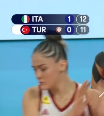 Temmzvolley's tweet photo. 🇹🇷Eda Erdem'in 5-0'lık servis serisi

🇹🇷6-12🇮🇹   🇹🇷11-12🇮🇹

#FileninSultanları https://t.co/otuLxnDfrc