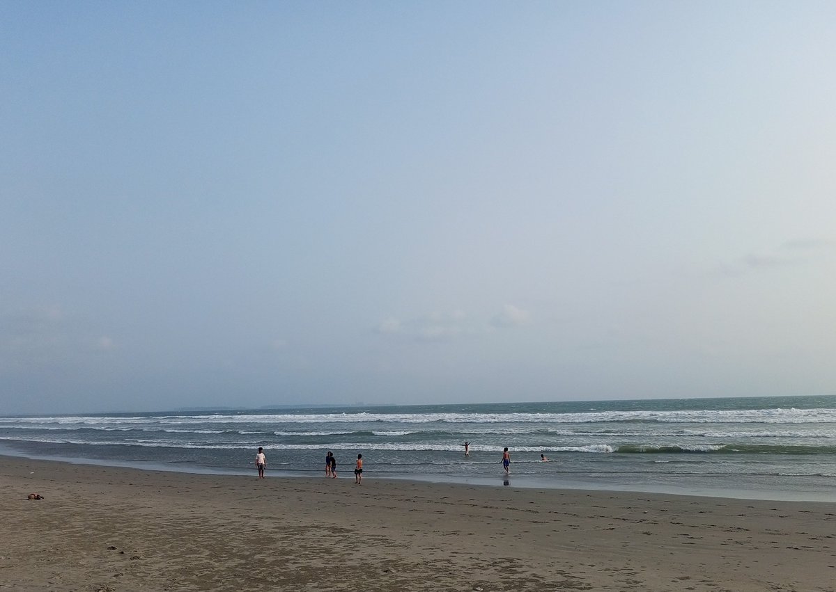 skyieera's tweet photo. Hira's Gap Year Journey🐧🌠
Chapter #hirapenjelajah 🤸🏻‍♀️ #02

Sore hari ini akuu balik lagi ke pantai, awalnya mau lanjut jogging sore eh ketemu anak kicik lagi main bola, terus mereka ngajak in aku gabung jadi akuu gabung deh main bola, jogging nya cuma bentar doang hehee https://t.co/3tB5l4vdLe