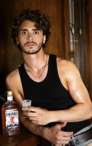 offcampuslifer's tweet photo. A black tank + chain + curls = lethal combination https://t.co/0qTcrFrbTF