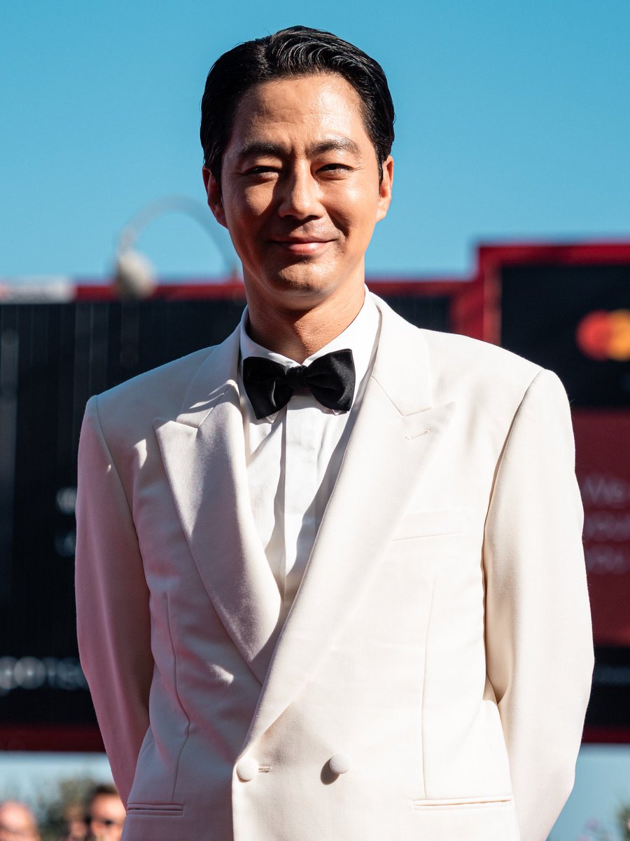 CNktonic22's tweet photo. ⭐️🤵🏻Actor #ZoInSung at the red carpet for the film 'Possible Love' #가능한사랑 during the 83rd edition of the Venice Film Festival in Venice, Italy, on Sunday, Sept. 6, 2026 #Venezia83 🤍🫰🏻🫠✨

#JoInSung #조인성 
#チョインソン https://t.co/xuZCYoCTEK