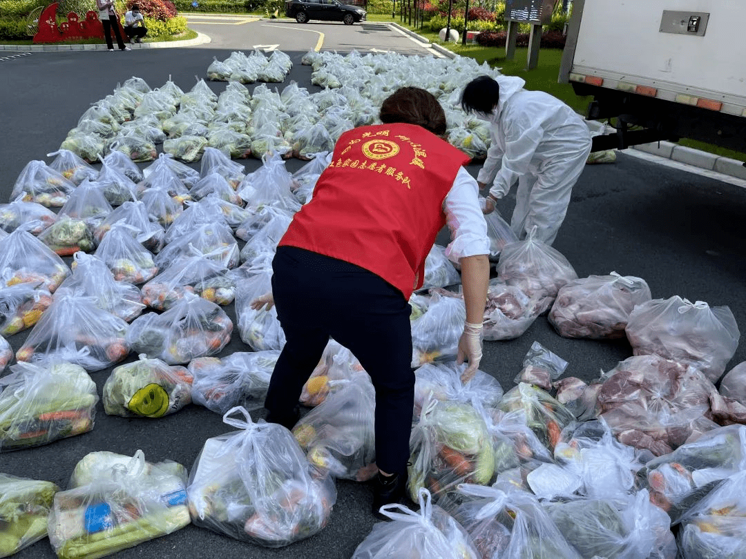 HamzaKocrdqs's tweet photo. Today I had the most meaningful time volunteering at the local food bank, packing care packages for unhoused neighbors. Small acts of kindness really add up!， https://t.co/9k6YKlsG4T