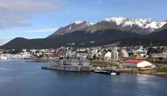 betovaldez's tweet photo. La base naval de Ushuaia: el anuncio de Milei, el DNU y los fondos que todavía no aparecen

Javier Milei anunció que el Gobierno buscará acelerar la construcción de la Base Naval Integrada de Ushuaia para reforzar la presencia argentina en el Atlántico Sur. El DNU 867/2026 ya fue publicado, aunque todavía no detalla qué recursos específicos recibirá la obra.

La construcción comenzó en 2022 y registra un avance físico de apenas 9,13%. La información disponible no permite afirmar que esté formalmente paralizada ni atribuir su demora a una única causa. En paralelo, el Gobierno aplicó una reducción de estructuras y gastos en Defensa impulsada por Federico Sturzenegger.

El DNU contempla una reasignación total de $521.558 millones. De ese monto, $11.061 millones corresponden a Defensa y deben distribuirse entre el alistamiento de la Armada, la Fuerza Aérea y el planeamiento militar conjunto. Hasta ahora no aparece una partida específica para la base ni un cronograma actualizado.

Las tareas realizadas incluyen movimientos de suelo, fundaciones y la platea de un galpón. El muelle de 1.050 metros, los talleres y el centro logístico antártico continúan pendientes.

El anuncio presidencial representa un respaldo político al proyecto, pero la verdadera reactivación dependerá de fondos identificables y plazos concretos.