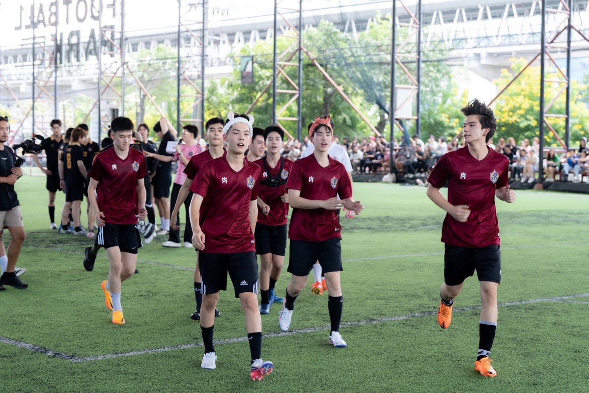 change2561's tweet photo. รวมภาพบรรยากาศสุดมันส์จาก CHANGEPION LEAGUE ⚽️🔥
ศึกแห่งศักดิ์ศรีระหว่าง #อีกาFC 🐦⬛ ปะทะ #CCCunited 🍼 เกมนี้ไม่มีใครยอมใคร ลุ้นกันจนแทบหยุดหายใจ ก่อนที่ผลการแข่งขันจะจบลงด้วยชัยชนะของทีมอีกาFC 5-4! 🐦⬛🏆
🙏🏻ขอบคุณแฟนคลับทุกคนที่มาร่วมเชียร์ มาร่วมกรี๊ด และคอยซัพพอร์ตกันตลอดมา รวมถึง Food Truck ที่มาร่วมเติมทั้งพลังและความอร่อยให้กับงานนี้ 🍔🥤🍟🍜🍢
ขอบคุณทุกคนที่มาร่วมสร้างโมเมนต์ดี ๆ ไปด้วยกัน แล้วเจอกันงานต่อไปน๊าทู้กกกกกคน🫶🏻💕💞💓💗💖
#อีกาFCvsCCCunited
#TheCrowClub #อีกาสมาคม
#CCC #ClassCrushCrisis
#เพื่อนสนิทระวังคิดไม่ซื่อ
#CHANGE2561ORIGINAL
#CHANGE2561