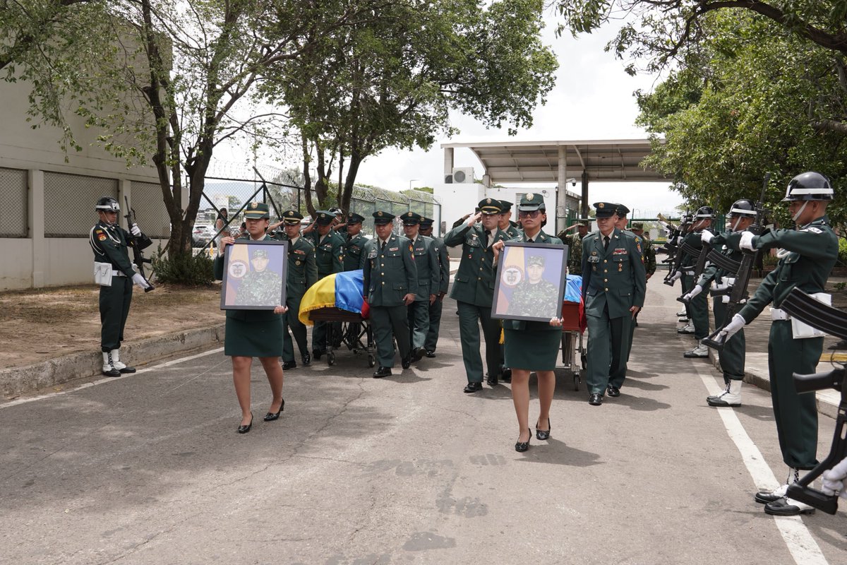 COL_EJERCITO's tweet photo. En Cúcuta, #NorteDeSantander, con honores militares despedimos a nuestros héroes de @Ejercito_Div2, quienes ofrendaron sus vidas en cumplimiento del deber, al servicio de #Colombia y en defensa de sus compatriotas.

El capitán Marco David Pirajón Montezuma (Q. E. P. D.), el soldado profesional John Carlos Marrugo Manjarrez (Q. E. P. D.) y el soldado profesional Joel Alberto Jiménez Jaramillo (Q. E. P. D.) vivirán por siempre en la memoria de sus compañeros, sus familias y de todos los colombianos.

Su heroísmo, profesionalismo y entrega a la Patria dejan una huella imborrable en la historia de nuestra Institución y de la Nación.

A sus familias, nuestro abrazo solidario, nuestras más sentidas condolencias y eterna gratitud por el legado de estos #HéroesPorSiempre.

#PatriaHonorLealtad
