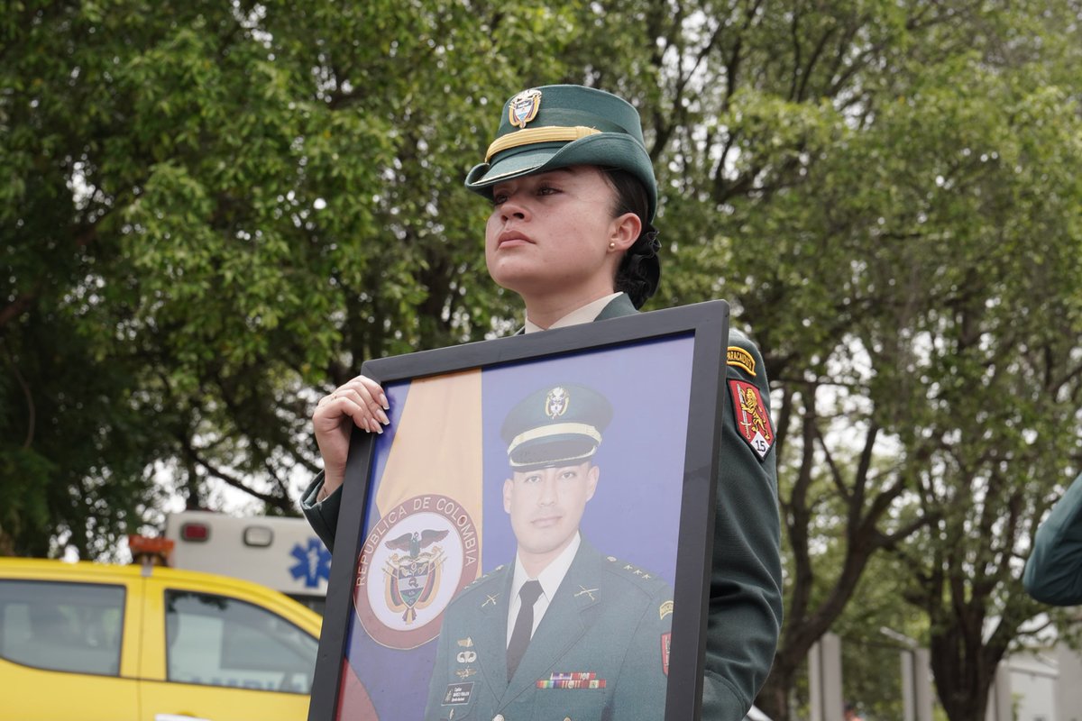 COL_EJERCITO's tweet photo. En Cúcuta, #NorteDeSantander, con honores militares despedimos a nuestros héroes de @Ejercito_Div2, quienes ofrendaron sus vidas en cumplimiento del deber, al servicio de #Colombia y en defensa de sus compatriotas.

El capitán Marco David Pirajón Montezuma (Q. E. P. D.), el soldado profesional John Carlos Marrugo Manjarrez (Q. E. P. D.) y el soldado profesional Joel Alberto Jiménez Jaramillo (Q. E. P. D.) vivirán por siempre en la memoria de sus compañeros, sus familias y de todos los colombianos.

Su heroísmo, profesionalismo y entrega a la Patria dejan una huella imborrable en la historia de nuestra Institución y de la Nación.

A sus familias, nuestro abrazo solidario, nuestras más sentidas condolencias y eterna gratitud por el legado de estos #HéroesPorSiempre.

#PatriaHonorLealtad