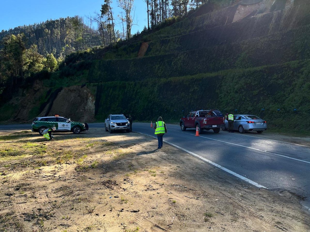 CarabBioBio's tweet photo. Carabineros de Tenencia #Hualqui junto a funcionarios de la Dirección de Obras Públicas, realizó una encuesta en conductores que transitaban por la ruta O-60, en el marco del estudio de prefactibilidad denominado “Construcción Ampliación Ruta O-60, Sector Hualqui–La Leonera. https://t.co/JgPAF1TG45