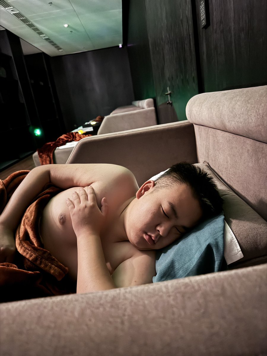 sleep36963's tweet photo. 洗浴里跟踪了好久 很喜欢的样子 白白净净的 直到早上才睡觉 好辛苦😓但最终还是品尝到了😁 视频➕图片 私122 https://t.co/VvBEoRp9aZ