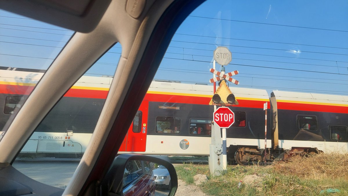 diesell76's tweet photo. Kolku pari potrosija za gradskiov voz???
A signalizacijata i rampi NIKADE ne raboti...
Vozot podzakocuva na preminive !!!!!!! Pa dobro be dali ste normalni???? https://t.co/1yfMqzrRsy