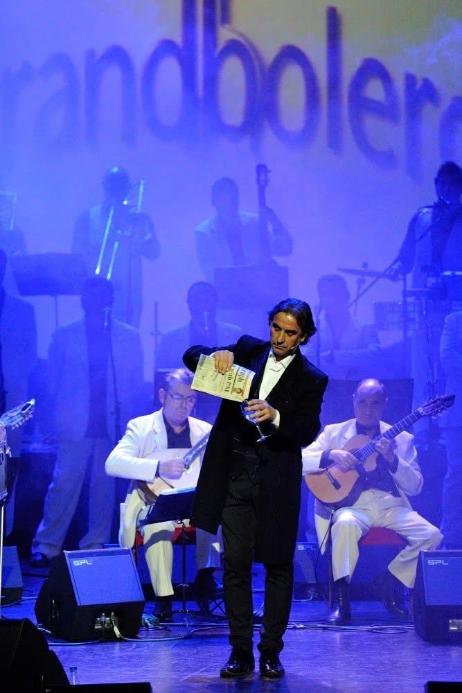 Parrandboleros's tweet photo. Hoy despedimos con tristeza a Domingo Artés, una figura imprescindible del mundo del espectáculo y embajador de Murcia.

Con quien tuvimos el privilegio de compartir escenario en 2014.

Gracias por tanta magia, Domingo. Tu recuerdo permanecerá para siempre. ✨ https://t.co/oL9FqIVbkQ
