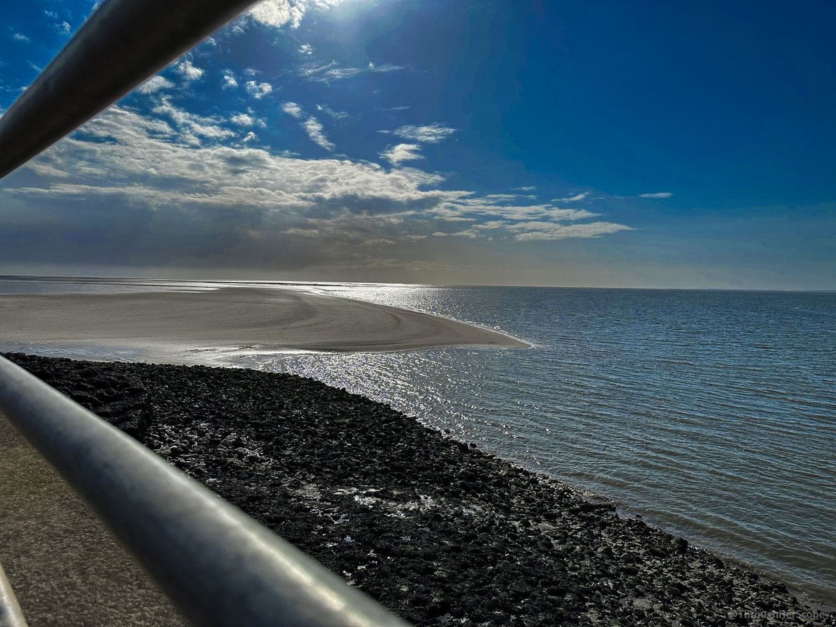 ThroughHerScope's tweet photo. 🔷 The Long Way Along the Coast

A road beside the sea is always going to make me want to keep driving.

Would you carry on or pull over for the view?