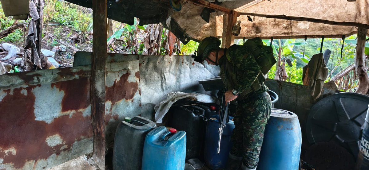 COL_EJERCITO's tweet photo. #EsNoticia | ¡Golpe a las finanzas del Clan del Golfo en #Antioquia! 

En Valdivia, tropas del Grupo Liviano de Caballería N.° 9, de la #Brigada11, localizaron y destruyeron de manera controlada dos laboratorios utilizados para el procesamiento de pasta base de coca, al parecer, al servicio de la Subestructura Julio César Vargas.

Durante la operación militar fueron desmanteladas dos estructuras artesanales donde se hallaron más de 1.000 galones de insumos líquidos, 275 kilogramos de insumos sólidos, 140 kilos de hoja de coca picada y otros elementos empleados para esta actividad ilícita.

Con este resultado se afecta en aproximadamente $80 millones la economía criminal de esta estructura y se evita la producción de 25 kilos de pasta base de coca.

Seguimos desarrollando operaciones militares contra el narcotráfico para debilitar las fuentes de financiación de las estructuras criminales y proteger a los antioqueños.

#ContraLaAmenaza 
#PatriaHonorLealtad
@Ejercito_Div7