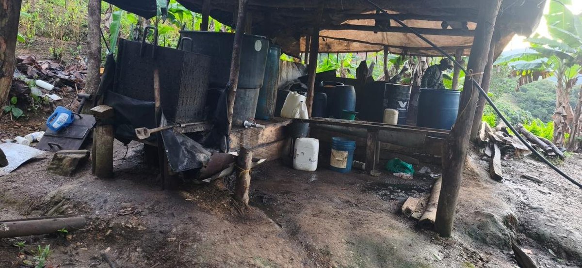 COL_EJERCITO's tweet photo. #EsNoticia | ¡Golpe a las finanzas del Clan del Golfo en #Antioquia! 

En Valdivia, tropas del Grupo Liviano de Caballería N.° 9, de la #Brigada11, localizaron y destruyeron de manera controlada dos laboratorios utilizados para el procesamiento de pasta base de coca, al parecer, al servicio de la Subestructura Julio César Vargas.

Durante la operación militar fueron desmanteladas dos estructuras artesanales donde se hallaron más de 1.000 galones de insumos líquidos, 275 kilogramos de insumos sólidos, 140 kilos de hoja de coca picada y otros elementos empleados para esta actividad ilícita.

Con este resultado se afecta en aproximadamente $80 millones la economía criminal de esta estructura y se evita la producción de 25 kilos de pasta base de coca.

Seguimos desarrollando operaciones militares contra el narcotráfico para debilitar las fuentes de financiación de las estructuras criminales y proteger a los antioqueños.

#ContraLaAmenaza 
#PatriaHonorLealtad
@Ejercito_Div7